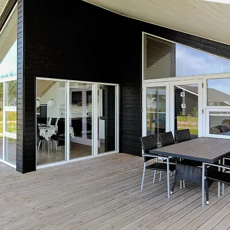 Three-bedroom Holiday In 13