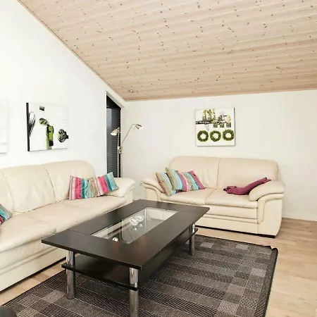 Three-bedroom Holiday In 13 *