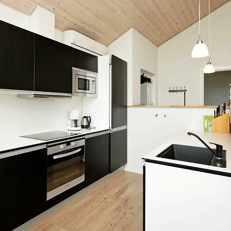 Three-bedroom Holiday In 13 ברובסט