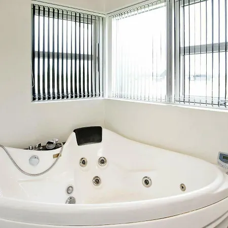 Three-bedroom Holiday In 13 ברובסט